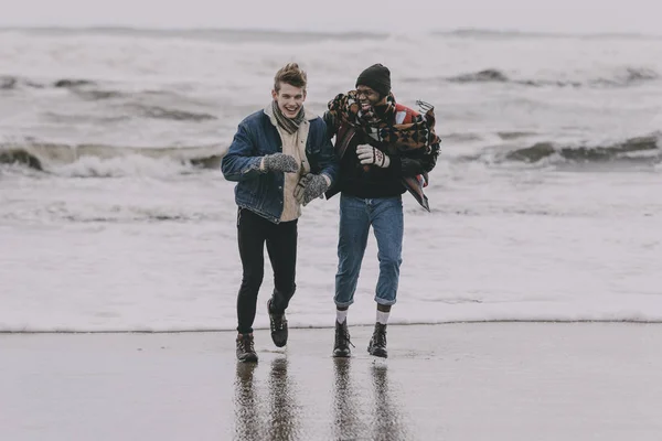 Amigos se divertindo em uma praia de inverno — Fotografia de Stock