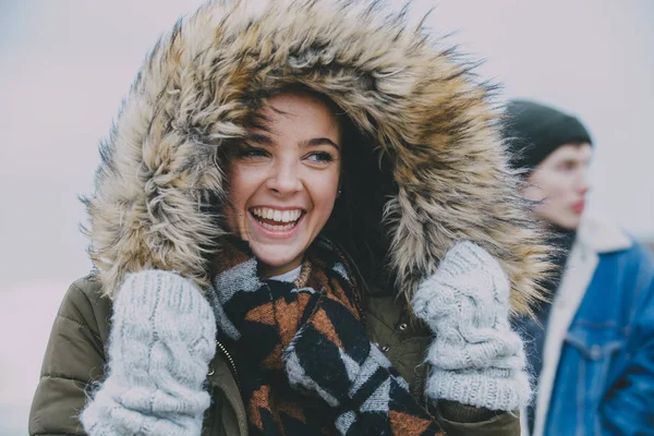 Vrouw lachen op een Winter-strand — Stockfoto