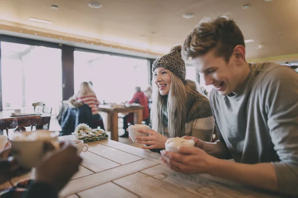 Amigos disfrutan del café en invierno —  Fotos de Stock