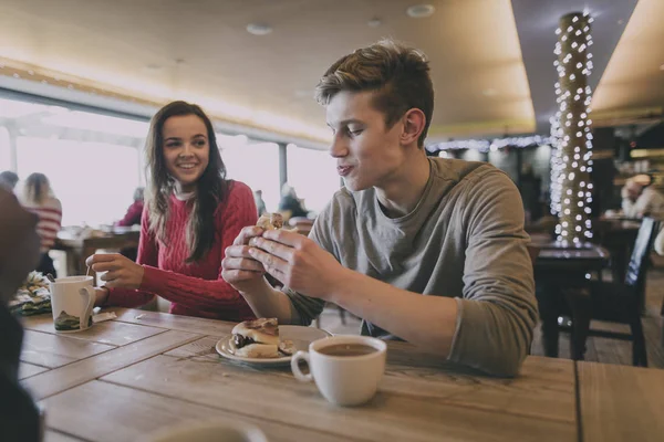 Genç çift Kış Cafe