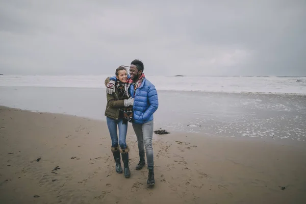 Young Couple Take Romantic Walk On A Winter Beach — Free Stock Photo