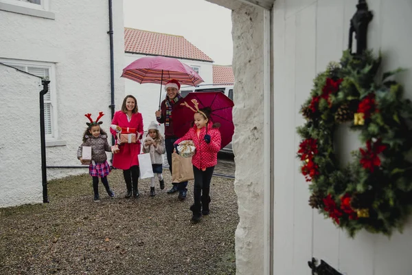 Oma's gonna voor Kerstmis — Stockfoto