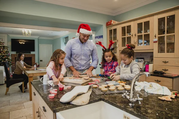 Fare biscotti di Natale con papà — Foto Stock