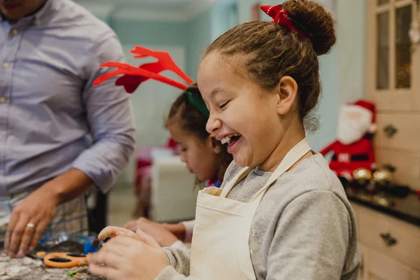 Hacer galletas de Navidad en casa —  Fotos de Stock