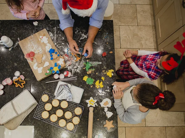 Haciendo galletas de Navidad con papá —  Fotos de Stock