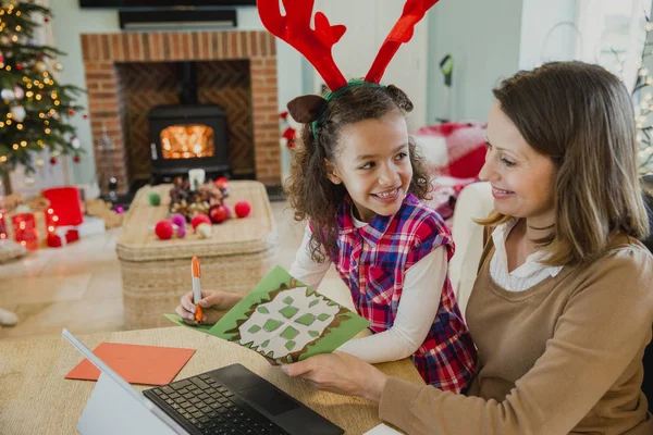 Escrevendo cartões de Natal com a mãe — Fotografia de Stock