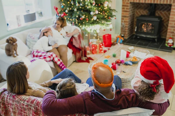 Familie entspannt zur Weihnachtszeit — Stockfoto