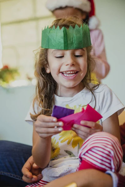 クリスマスに幸せな少女 — ストック写真