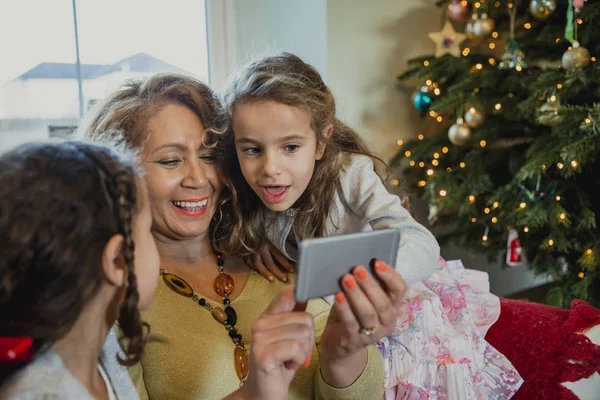 Tirando selfies de Natal com meus netos — Fotografia de Stock