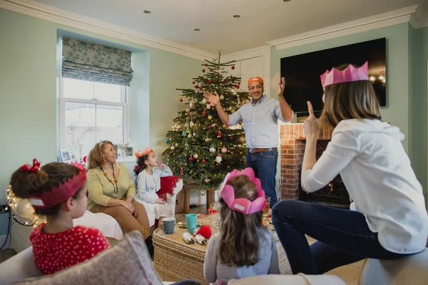 Jugar a las charadas en Navidad — Foto de Stock