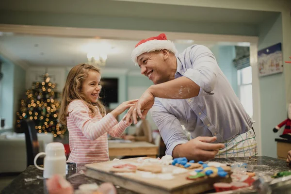 Making Messy Christmas Biscuits With Dad — Stock Photo, Image
