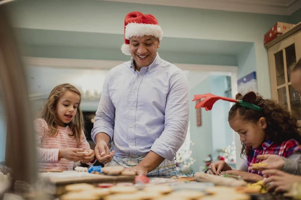 Κάνοντας Chritmas μπισκότα με τον μπαμπά — Φωτογραφία Αρχείου