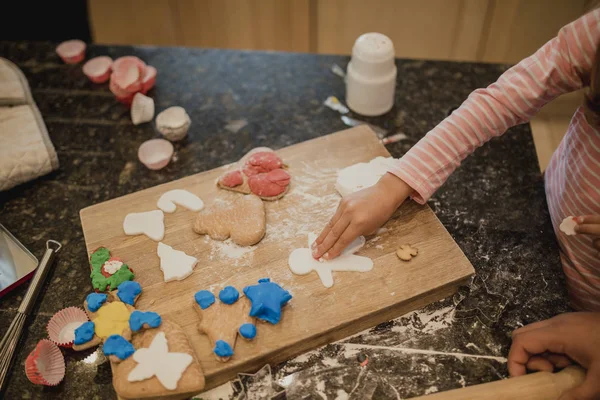 Hacer galletas de Navidad —  Fotos de Stock