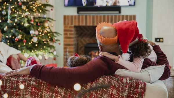 Familie schaut Weihnachtsfernsehen — Stockfoto