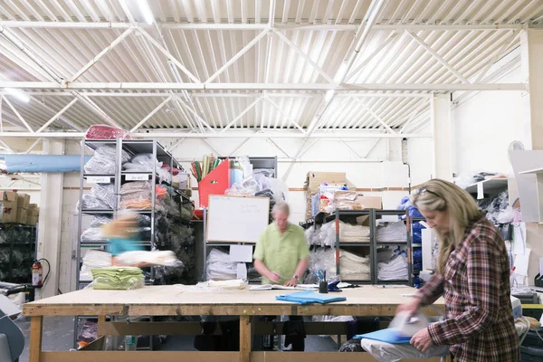 Работники текстильной промышленности — стоковое фото