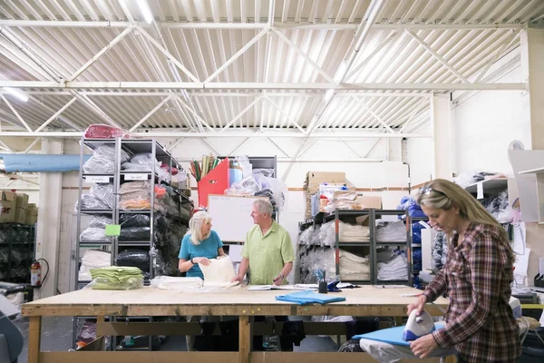 Pessoas que trabalham em uma fábrica de têxteis — Fotografia de Stock