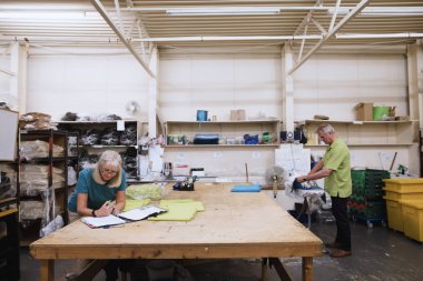 İş fabrikasında çalışmaya yaşlılar