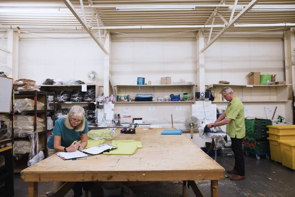 İş fabrikasında çalışmaya yaşlılar