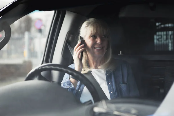 Senior en el teléfono en el coche — Foto de Stock