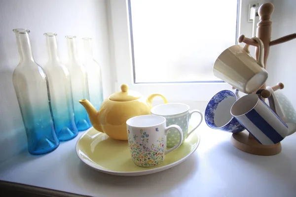 Tazas de té en un estante —  Fotos de Stock