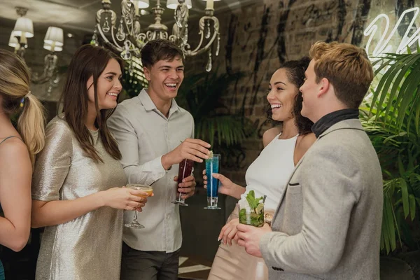 Amici che socializzano sui cocktail — Foto Stock
