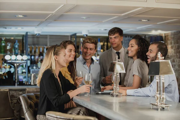 Les gens d'affaires qui aiment les boissons — Photo