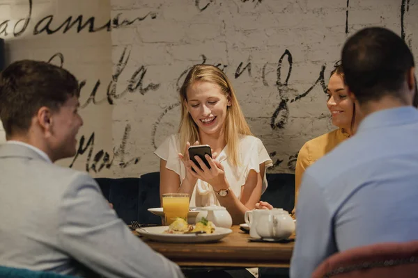 Utilizarea smartphone-ului într-un restaurant — Fotografie, imagine de stoc