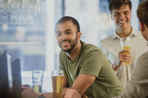 Hombres comprando bebidas en el bar — Foto de Stock