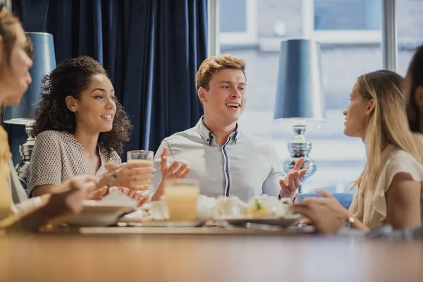 Amigos disfrutando del desayuno antes del trabajo —  Fotos de Stock