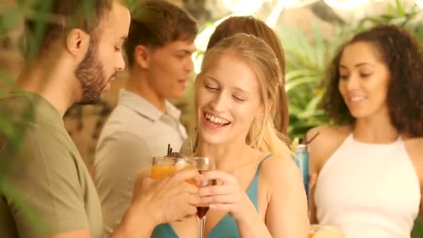 Genieten van drankjes In een Bar — Stockvideo