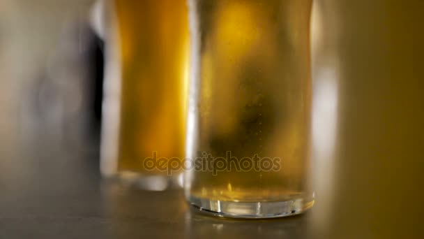 Cervezas en el bar — Vídeos de Stock