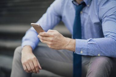 Akıllı telefon kullanan iş adamı 