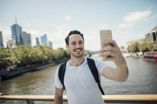 Při Selfie přes Yarra River — Stock fotografie