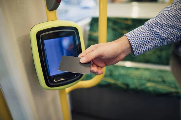 Placení jízdného tramvajovou s bezkontaktní kartou — Stock fotografie