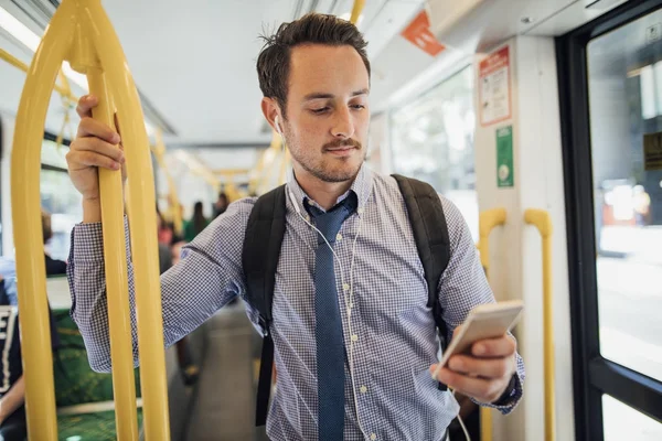 Geschäftsmann pendelt mit der Straßenbahn in Melbourne — Stockfoto