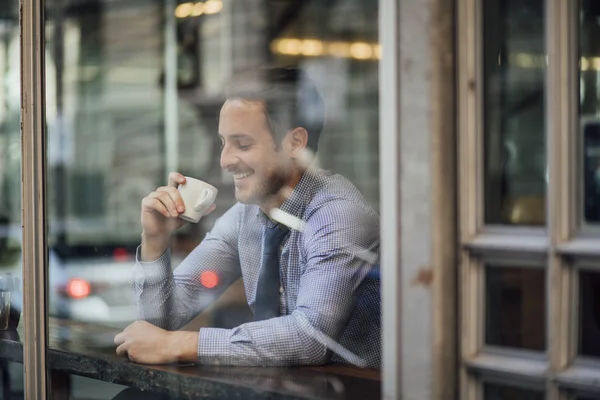 Бизнесмен наслаждается кофе перед работой — стоковое фото