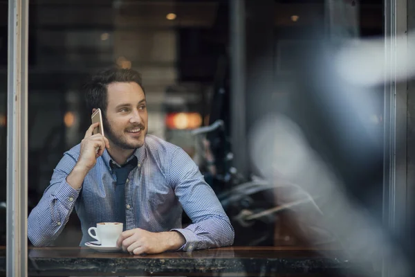 Empresário falando ao telefone no café — Fotografia de Stock