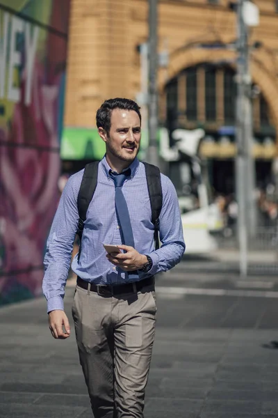 Duizendjarige zakenman woon-werkverkeer In Melbourne — Stockfoto