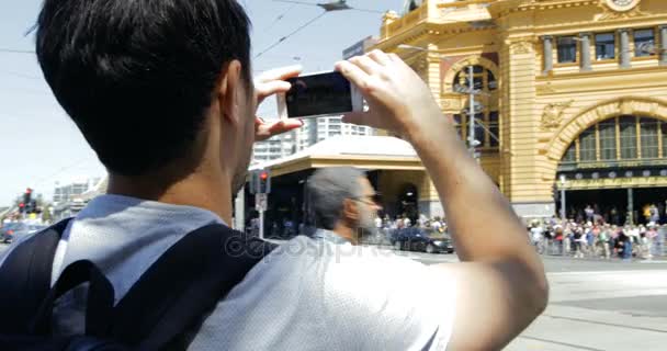 Robienia zdjęć Flinders Street Station — Wideo stockowe