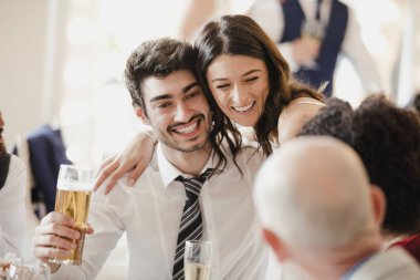 Konuklar ile sosyalleşme gelin