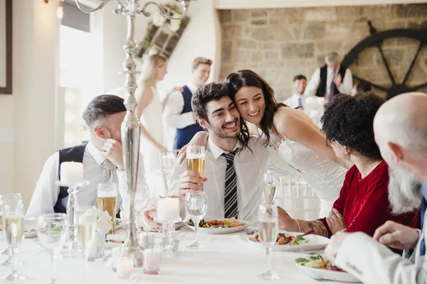 Noiva socializando com os convidados em sua refeição de casamento — Fotografia de Stock