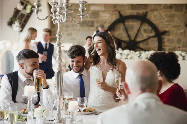 Socialiser avec des invités le jour de leur mariage — Photo