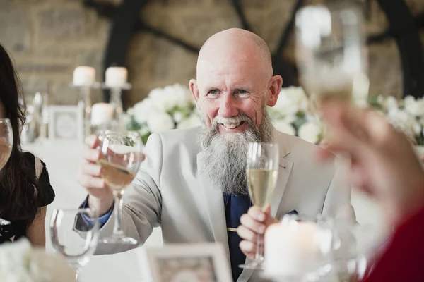 Het verhogen van een glas aan mijn dochter en schoonzoon — Stockfoto