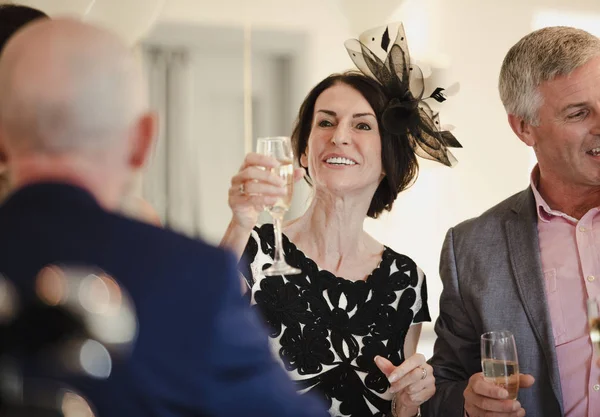 Ein Toast auf unsere frisch verheiratete Tochter und unseren Schwiegersohn — Stockfoto