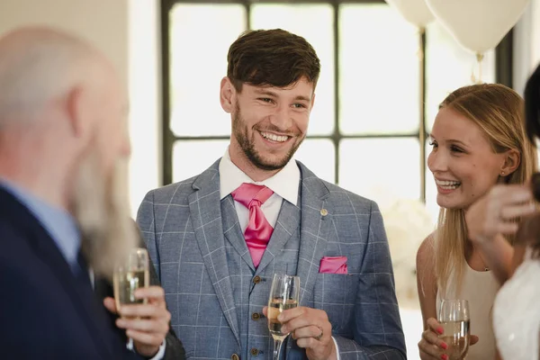 Novio socializando con sus invitados de boda — Foto de Stock