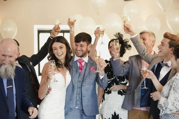 Mariée et marié dansant avec des invités — Photo