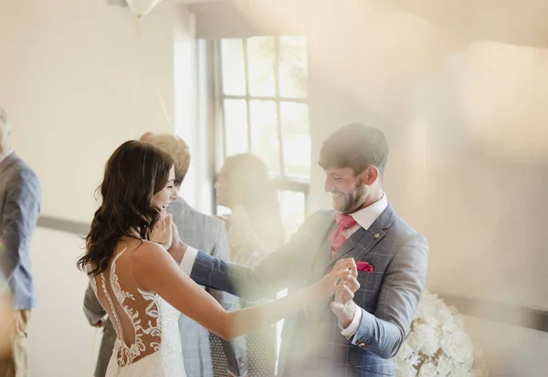 Dans på deras bröllopsdag — Stockfoto