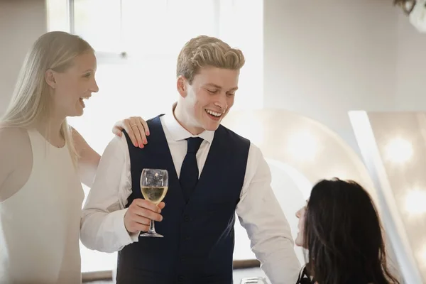 Wedding Guests Socialising At Reception — Stock Photo, Image