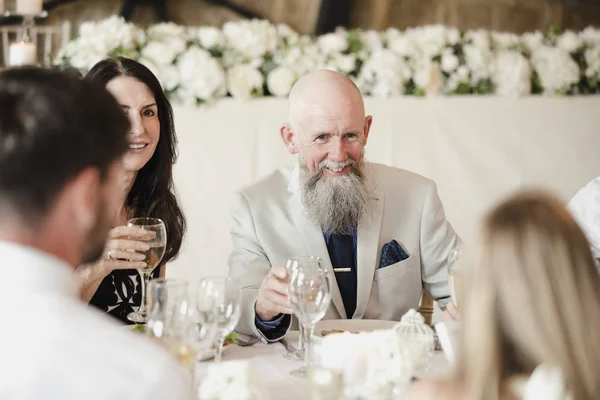 Gezelligheid op bruiloft gasten — Stockfoto