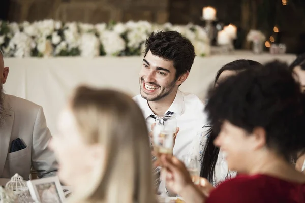 Invités de mariage socialisant au dîner — Photo